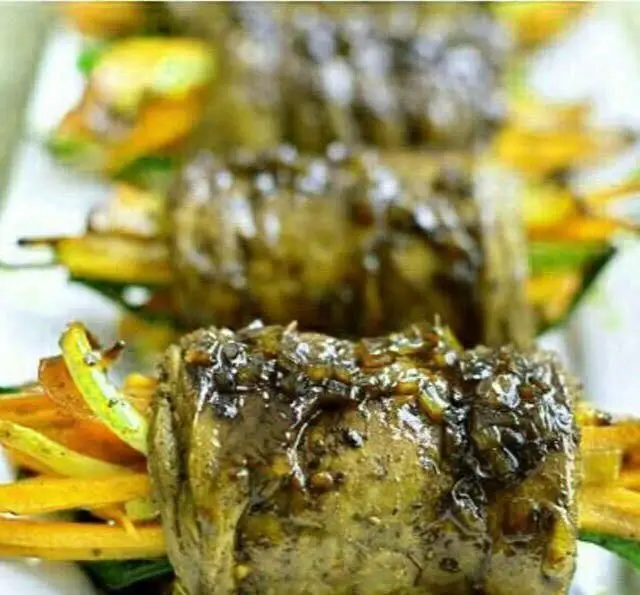 غذای خانگی مادرانه مادر سالار: رول‌های لذیذ گوشت یا مرغ با هویج و فلفل، آغشته به سس مخصوص و براق. یک غذای خانگی خوش‌طعم و مغذی.