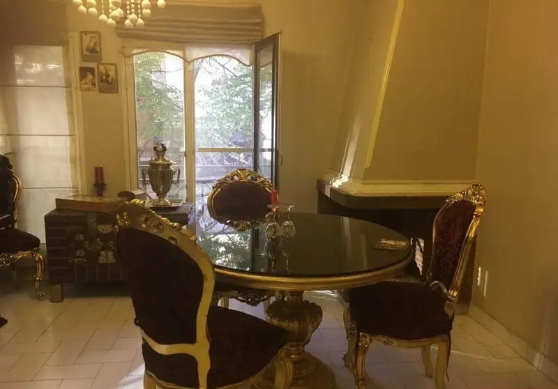 محیط دلپذیر و سنتی برای لذت بردن از غذای خانگی مادرانه و اصیل مادر سالار در فضایی گرم و دعوت‌کننده.