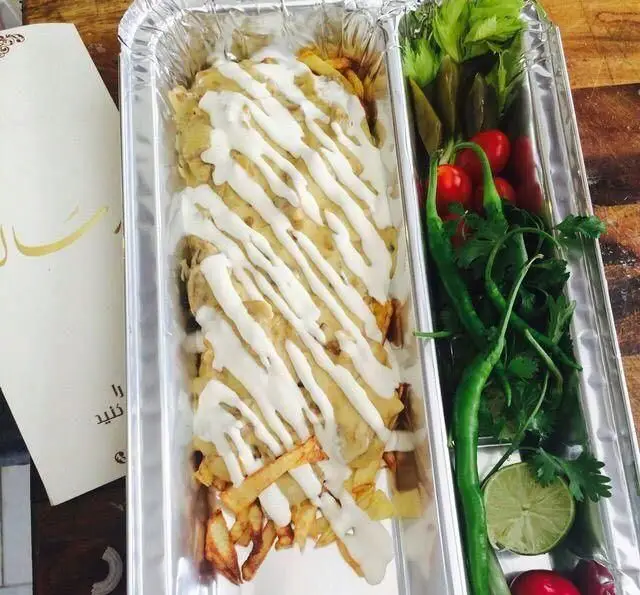 غذای خانگی مادرانه مادر سالار: پلاتر مرغ و سیب زمینی با سس مخصوص و دورچین متنوع، آماده برای سفارش و تحویل.