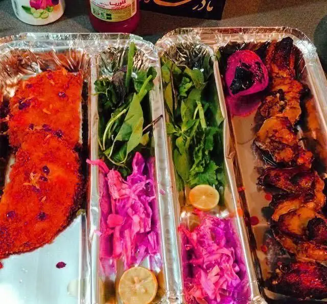 غذای خانگی مادرانه مادر سالار: کباب جوجه، خوراک سوخاری، سبزیجات تازه، ترشی کلم و لیمو. یک غذای لذیذ و اصیل ایرانی.