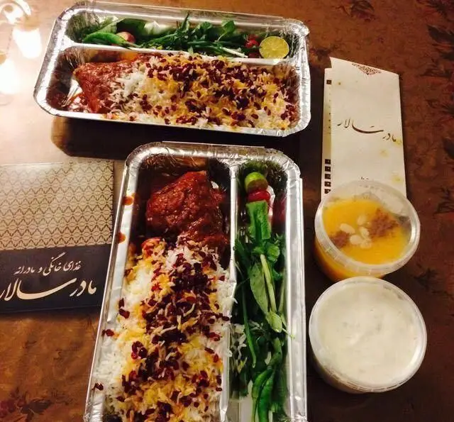 غذای خانگی مادرانه مادر سالار: زرشک پلو با خورشت، سبزی خوردن تازه، شله زرد و ماست. سرویس بیرون بر و کترینگ.