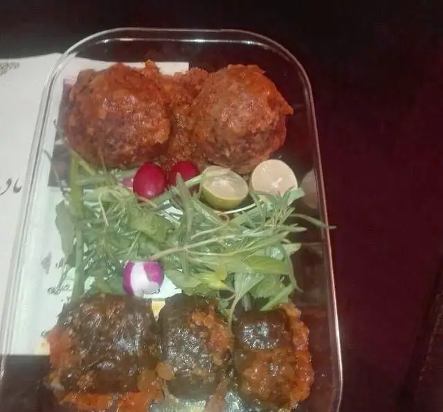 غذای خانگی مادرانه مادر سالار: کوفته تبریزی و دلمه بادمجان لذیذ با سبزی تازه، تربچه و لیمو.