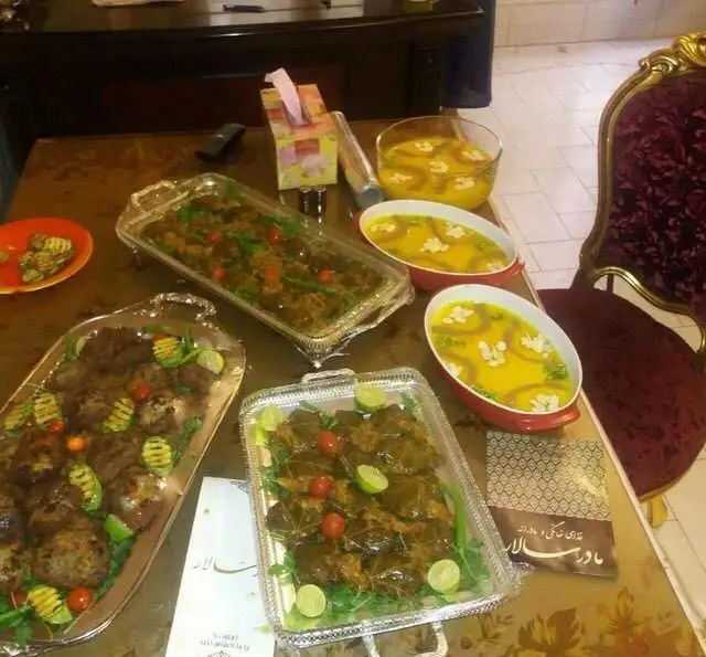 سفره ای زیبا با انواع غذاهای خانگی و سنتی ایرانی کسب و کار مادرانه مادر سالار: دلمه، کوفته، آش و خورشت.