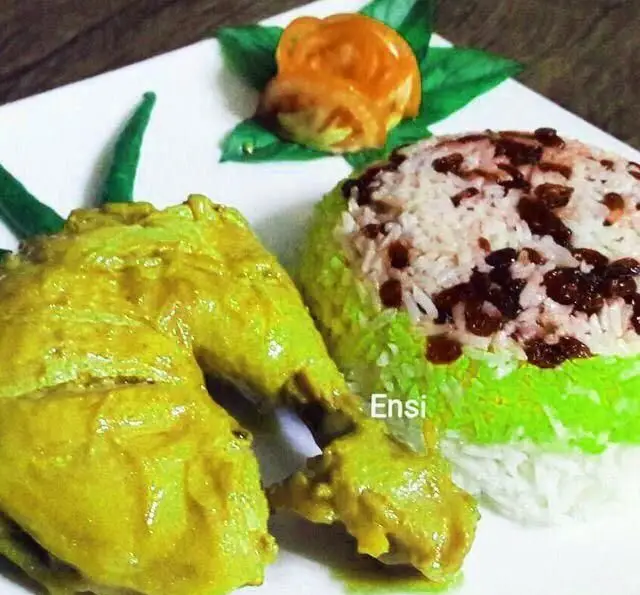 غذای خانگی اصیل مادرانه: مرغ مجلسی در سس زعفرانی و پلو سه رنگ با زرشک، بهترین انتخاب برای سفارش غذای مادر سالار.