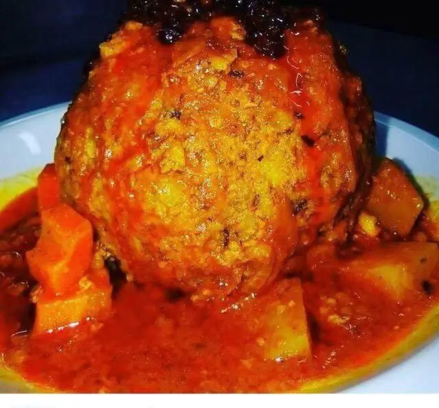 کوفته سنتی و خوشمزه در سس قرمز غلیظ با سبزیجات، غذای خانگی مادرانه مادر سالار، با طعم اصیل ایرانی و کیفیت عالی.