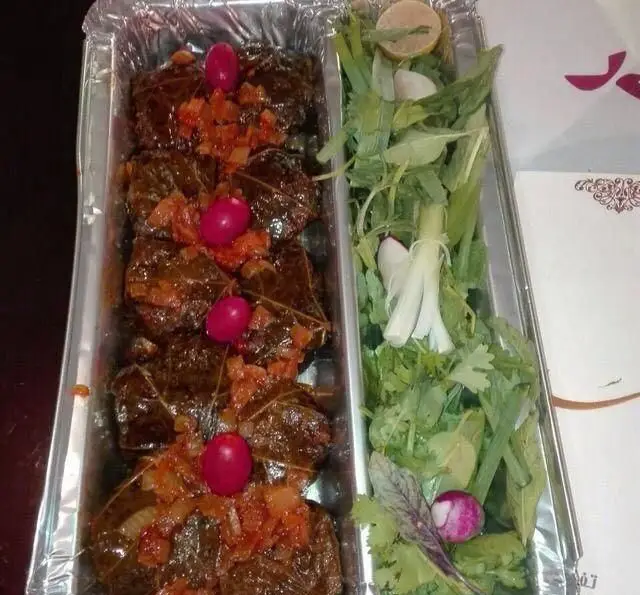 غذای خانگی مادرانه مادر سالار: دلمه برگ مو لذیذ و سینی سبزی خوردن تازه. بهترین انتخاب برای سفارشات سنتی و کترینگ.