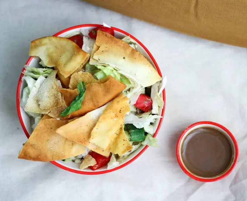 سالاد رژیمی و سالم فرش باکس: فتوح تازه با کاهو، خیار، گوجه و چیپس پیتا، به همراه سس مخصوص. انتخابی عالی برای یک وعده غذای رژیمی.