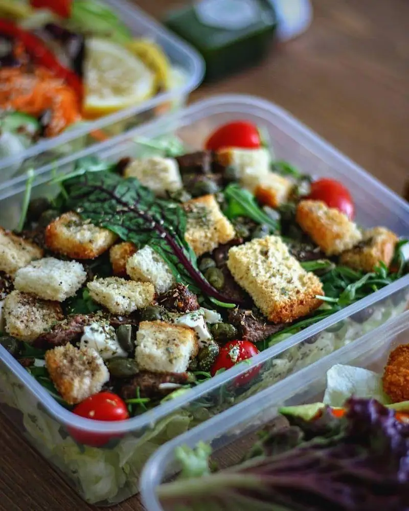 سفارش آنلاین سالادهای رژیمی و سالم فرش باکس. در این تصویر سالاد کروتون و سالاد میگو در ظروف شفاف دیده می شود.