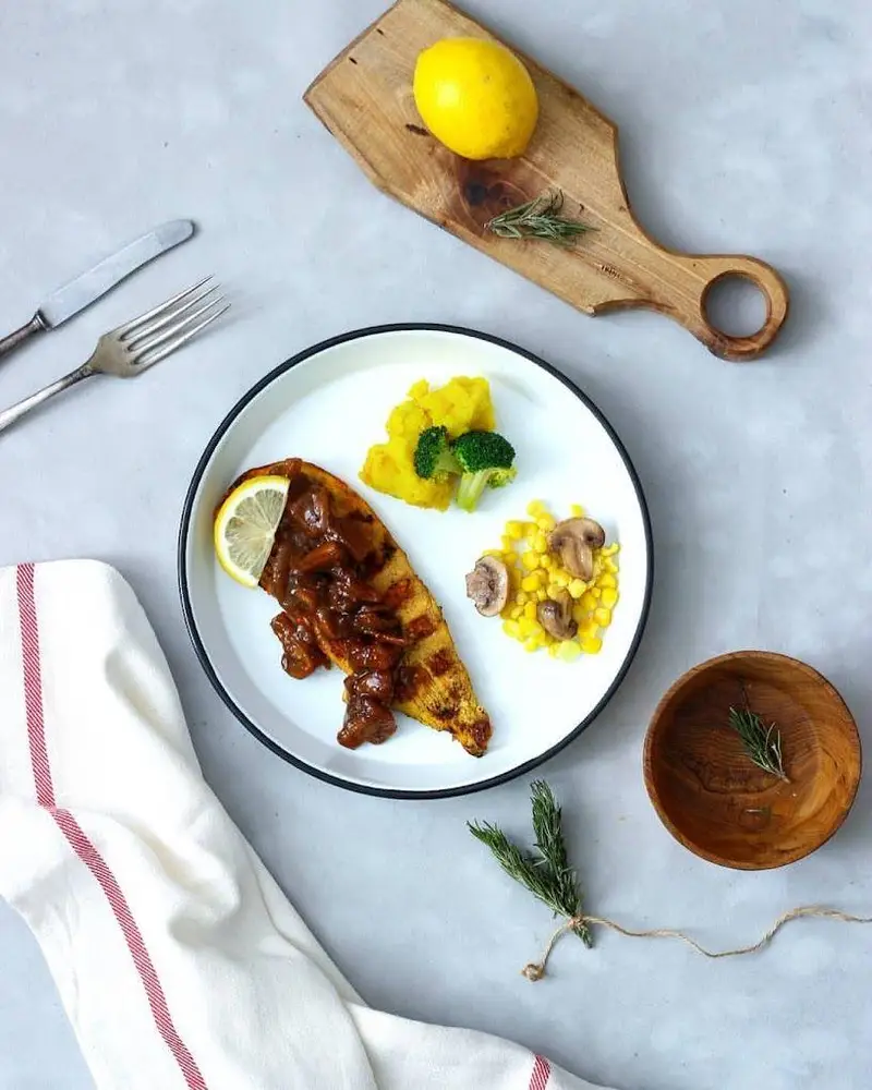 سفارش غذای رژیمی فرش باکس: فیله ماهی یا مرغ با سس قارچ، پوره کدو، ذرت و بروکلی. یک وعده سالم و کامل از منوی فرش باکس.