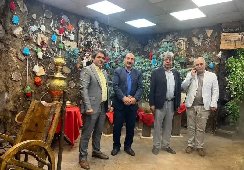 دیدار چهار نفر در رستوران هودین با دکوراسیون سنتی، ساماوار و تزیینات رنگی. فضایی دلنشین برای دورهمی‌ها و قرارهای کاری.