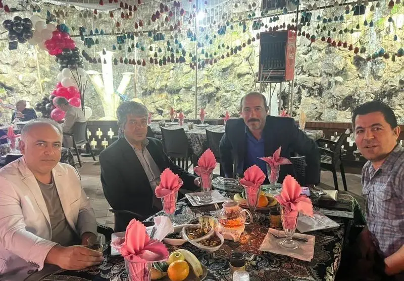 میهمانان شاد در رستوران هودین، در محیطی دلپذیر با دکوراسیون جذاب و پذیرایی عالی، تجربه غذاخوری خاطره‌انگیز.