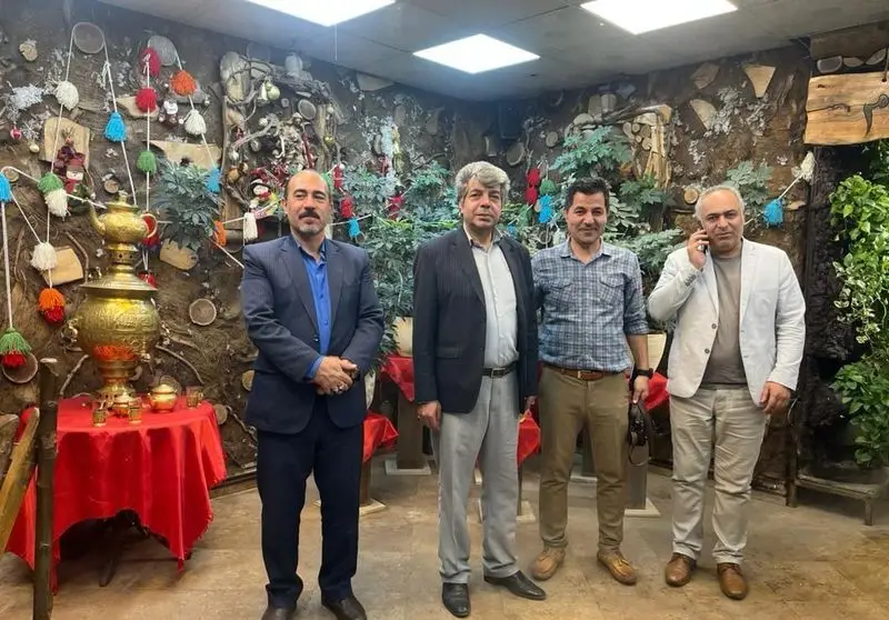 چند مهمان در فضای داخلی سنتی و دلنشین رستوران هودین، با دکوراسیون خاص و سماور برنجی. تجربه‌ای اصیل از غذا و محیط.