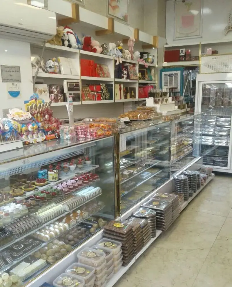 فروشگاه شیرینی و قنادی آقای شیرینی: نمایشگاهی از کیک‌های تازه، انواع شیرینی، دسر و شکلات به همراه هدایای خاص و جذاب.