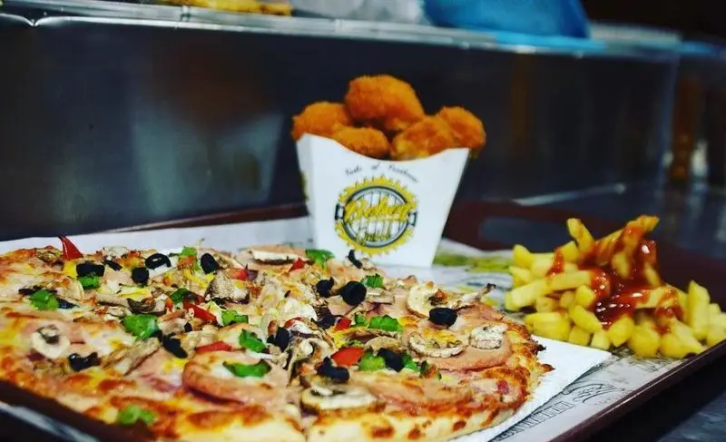 سفارش فست فود ببک: پیتزا مخلوط پرملات قارچ و زیتون، سیب زمینی سرخ کرده با سس کچاپ و ناگت مرغ طلایی و خوش طعم