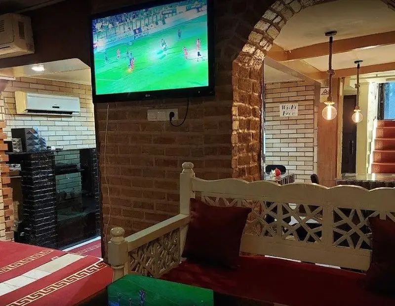 کافه سنتی ترنه: فضایی آرام و دلنشین با دکوراسیون آجری، تلویزیون بزرگ برای تماشای فوتبال، Wi-Fi رایگان و مبلمان سنتی راحت برای اوقات فراغت.
