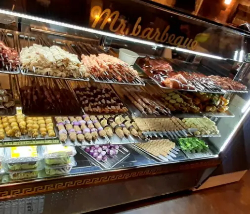رستوران مستر باربیکیو: مجموعه وسیعی از سیخ‌های کباب گوشت، جوجه، سبزیجات و دل و جگر تازه و آماده طبخ.
