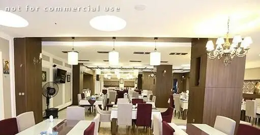 فضای داخلی رستوران غذای فرزانه: محیطی شیک، مدرن و دنج با نورپردازی لوکس، میز و صندلی‌های راحت، ایده‌آل برای مشتریان عزیز.