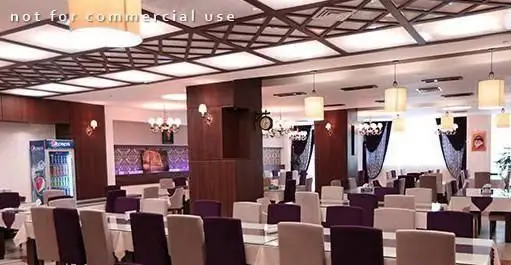 فضای داخلی شیک و بزرگ رستوران غذای فرزانه با میز و صندلی‌های مرتب، نورپردازی مدرن و دکوراسیون آرامش‌بخش برای مشتریان.