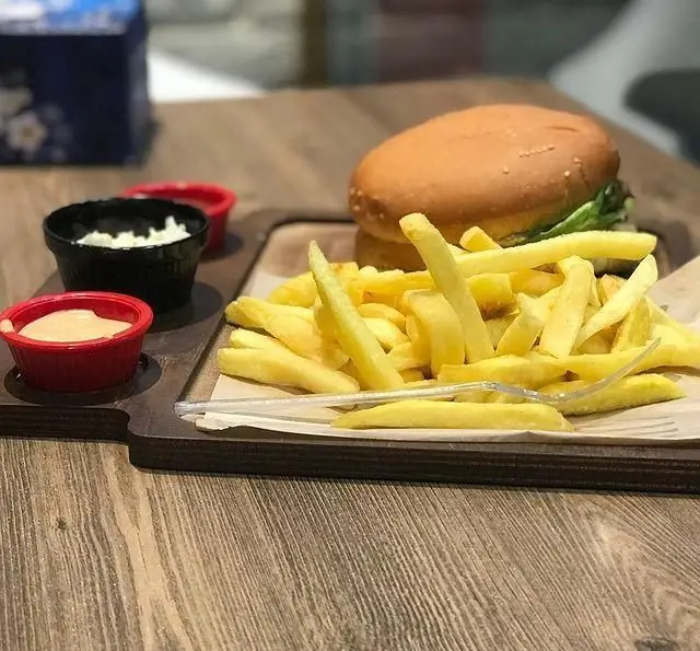 همبرگر گوشت آبدار و سیب زمینی سرخ کرده طلایی با سس‌های مخصوص فست فود چهل سی، انتخابی عالی برای تجربه طعم لذیذ.