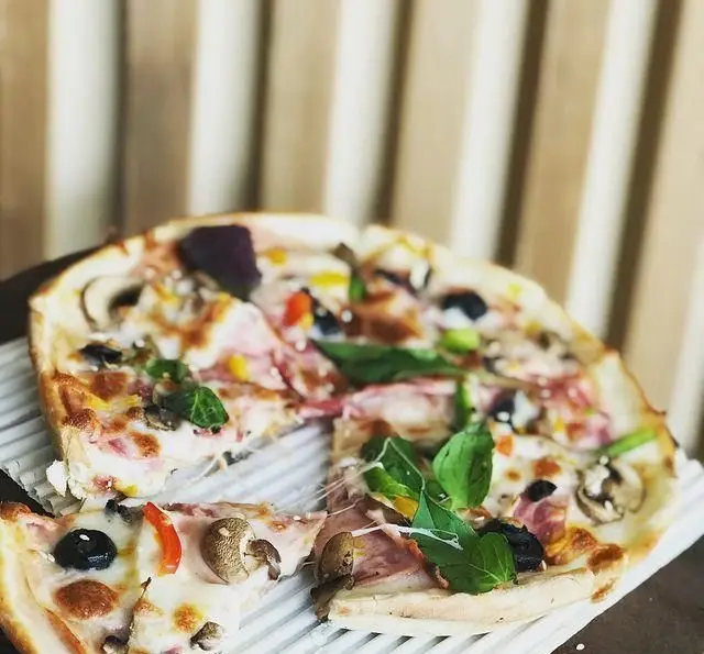 پیتزای خوشمزه و پرملات فست فود چهل سی با قارچ، زیتون، فلفل دلمه و ریحان تازه؛ تجربه‌ای لذیذ و دلپذیر از بهترین فست فود.