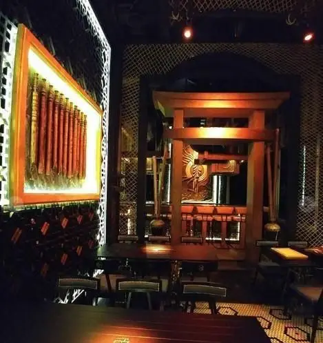 دکوراسیون شیک و شرقی رستوران آسیایی ماساکی با دروازه چوبی تورii، دیوارپوش‌های طرح‌دار و میز و صندلی‌های مدرن، فضایی دلنشین برای صرف غذا.