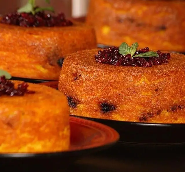 سه دیس ته چین زعفرانی و زرشک مجلسی کافه رستوران گردو، غذای سنتی ایرانی با ظاهری دلنشین و طعم بی‌نظیر.