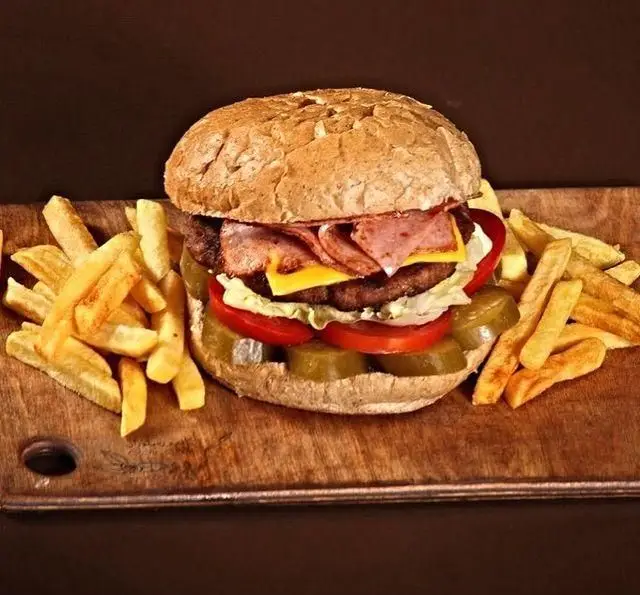 همبرگر بزرگ و خوشمزه کافه رستوران گردو با سیب زمینی سرخ کرده تازه، پنیری و پرملات، انتخابی عالی برای یک وعده فست فود دلپذیر.