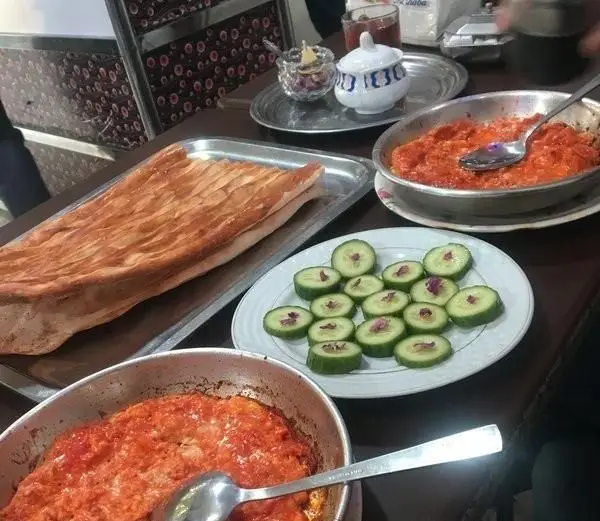 سفره صبحانه سنتی دیزی سرای اختیار با املت گوجه، نان داغ، خیار تازه و دیزاین زیبا. تجربه‌ای اصیل از غذای ایرانی.