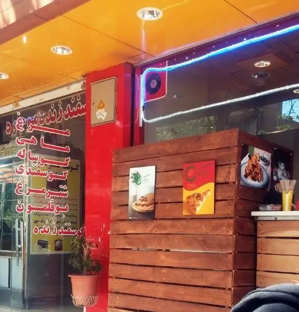 نمای بیرونی رستوران بورک، نمایش تابلوهای منو غذا و دکوراسیون چوبی مدرن. فضایی مناسب برای تجربه انواع غذاهای لذیذ و فست فود ترکی.