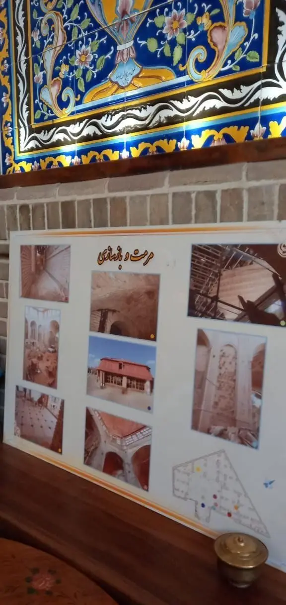 نمایی از کافه رستوران وکیل التجار: کاشی‌کاری سنتی، پنل مرمت و بازسازی بنا، معماری ایرانی و فضایی تاریخی در شیراز.