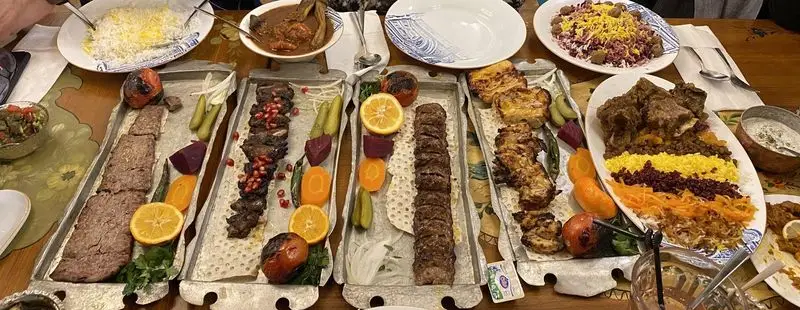 ضیافت باشکوه غذاهای اصیل ایرانی در کافه رستوران وکیل التجار: کباب کوبیده، جوجه کباب، پلو زعفرانی و خورشت.