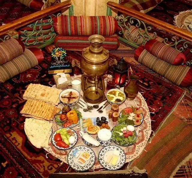سفره خانه سنتی باغ صبا: چیدمان زیبای یک سفره ایرانی با سماور، نان داغ، آش و انواع غذاهای سنتی در فضایی گرم و دلنشین.