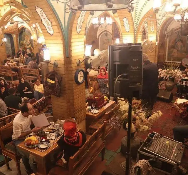 فضای دلنشین سفره خانه سنتی باغ صبا با معماری آجرکاری و موسیقی زنده، مکانی عالی برای دورهمی و لذت از غذای سنتی.