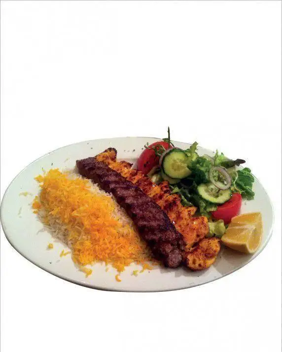 چلو کباب کوبیده و جوجه به همراه برنج زعفرانی، سالاد و لیمو در چلو کبابی سهروردی، بهترین تجربه کباب اصیل ایرانی.