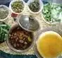 سفره غذای سنتی و محلی گیلان خوراک تالش شامل خورشت محلی، برنج کته، سبزی خوردن تازه و مخلفات شمالی. طعم اصیل و دلچسب غذاهای گیلانی.