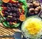 تصویری از میز غذای گیلان خوراک تالش: کباب آبدار با برنج زعفرانی، مخلفات تازه و دیزاین زیبا. تجربه طعم اصیل ایرانی در تالش.