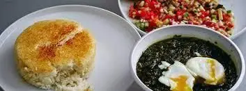 گیلان خوراک تالش: ته دیگ برشته و طلایی، خورش محلی گیلان با دو تخم مرغ عسلی و سالاد تازه. طعم اصیل غذای ایرانی تالشی.