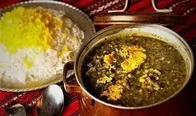 سفارش قورمه سبزی اصیل و خوش‌طعم گیلان خوراک تالش همراه با برنج زعفرانی، بهترین غذای محلی و سنتی در رستوران تالش.