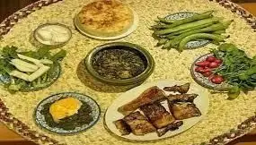 گیلان خوراک تالش: سفره غذای سنتی و کامل گیلانی با ماهی، خورش، نان، ماست، سبزی خوردن و مخلفات متنوع شمالی.