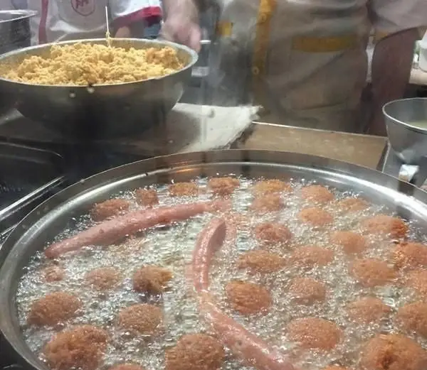 سرخ کردن فلافل‌های ترد و لذیذ در ساندویچی فلافل ابوعلی، پخت روزانه و تازه در روغن داغ برای تجربه غذایی دلپذیر.