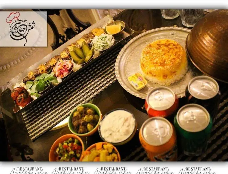 میز شام دلچسب با کباب‌های اصیل ایرانی، ته دیگ زعفرانی، سالاد و نوشیدنی در کاخ رستوران نقش جهان اصفهان برای تجربه‌ای بی‌نظیر.