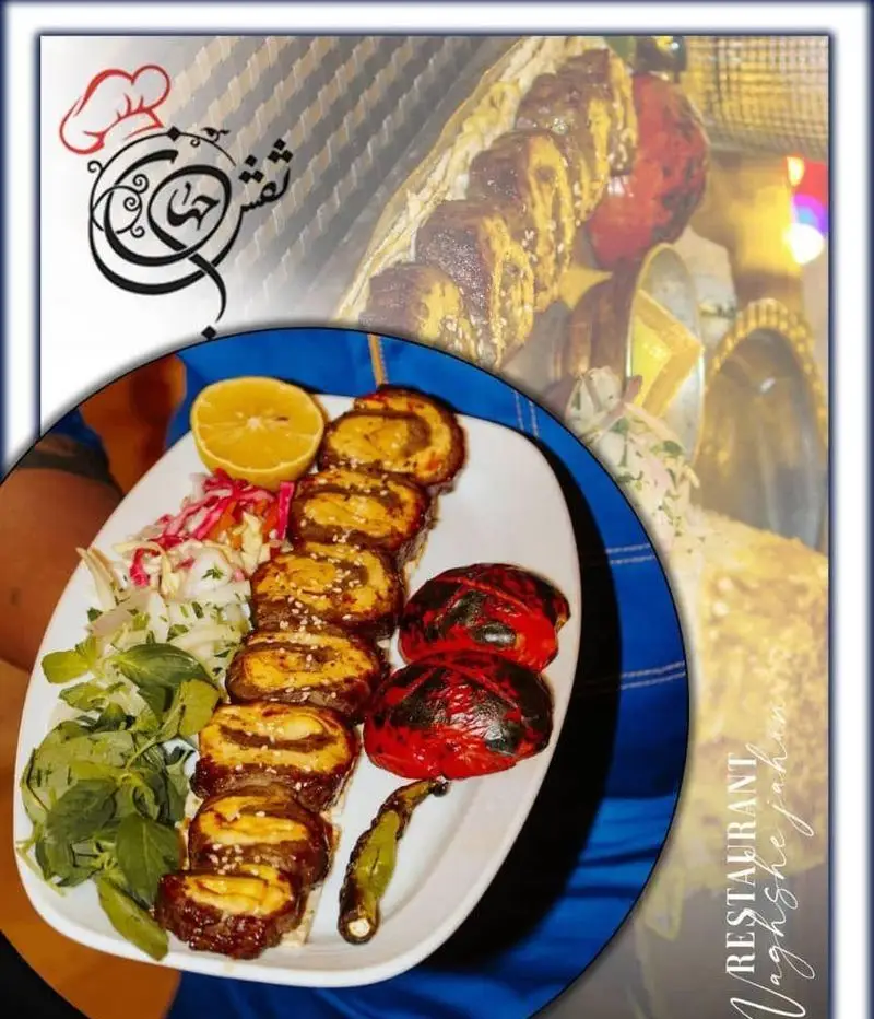 کباب‌های لذیذ و با کیفیت کاخ رستوران نقش جهان، شامل رول کباب، گوجه کبابی و فلفل، بهترین غذای ایرانی در اصفهان.
