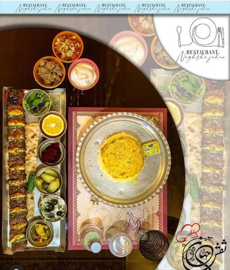 سفره رنگین کاخ رستوران نقش جهان با چلوکباب لذیذ، ته دیگ زعفرانی، سالاد شیرازی و انواع دورچین. تجربه غذای اصیل ایرانی.