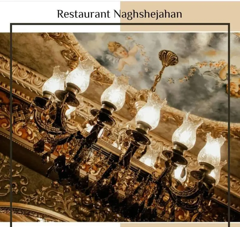 فضای داخلی باشکوه کاخ رستوران نقش جهان با لوستر طلایی و سقف نقاشی شده با طرح فرشتگان، جلوه‌ای از هنر و معماری.