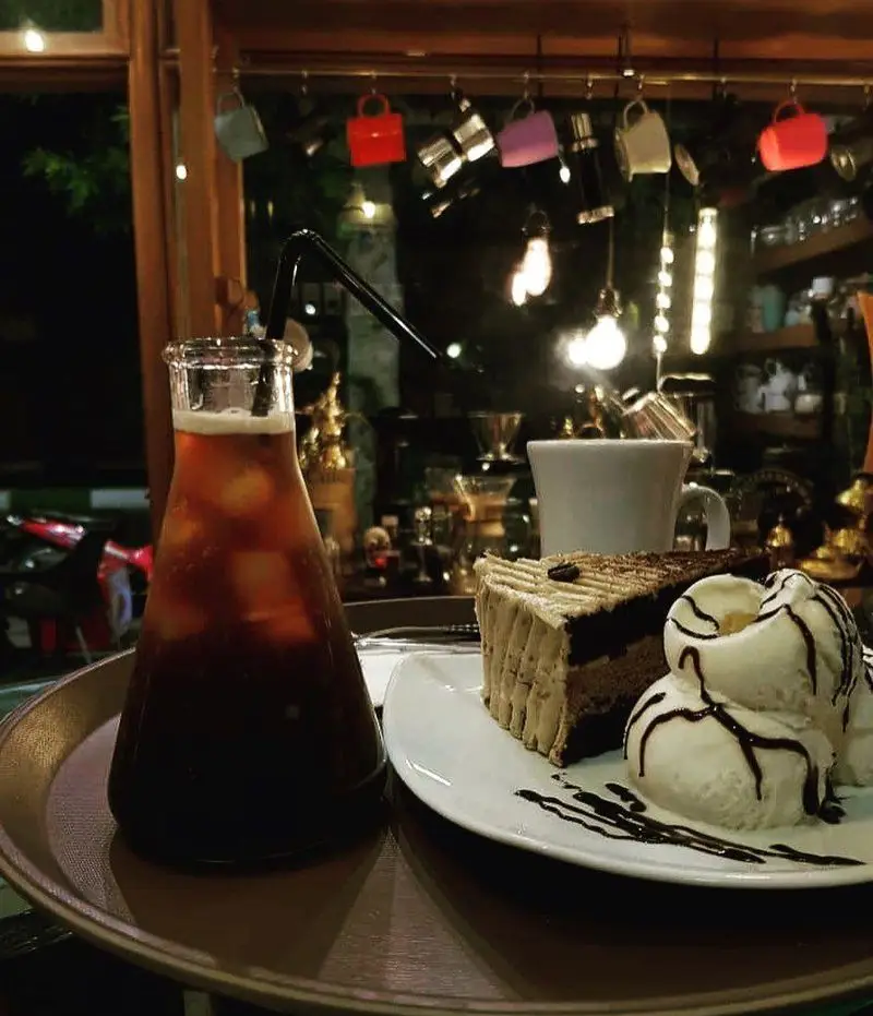 قهوه سرد خوش‌طعم در ارلن مایر، کیک لذیذ و بستنی وانیلی با سس شکلات در کافه ایستگاه لاله؛ فضایی دلنشین برای دسر.