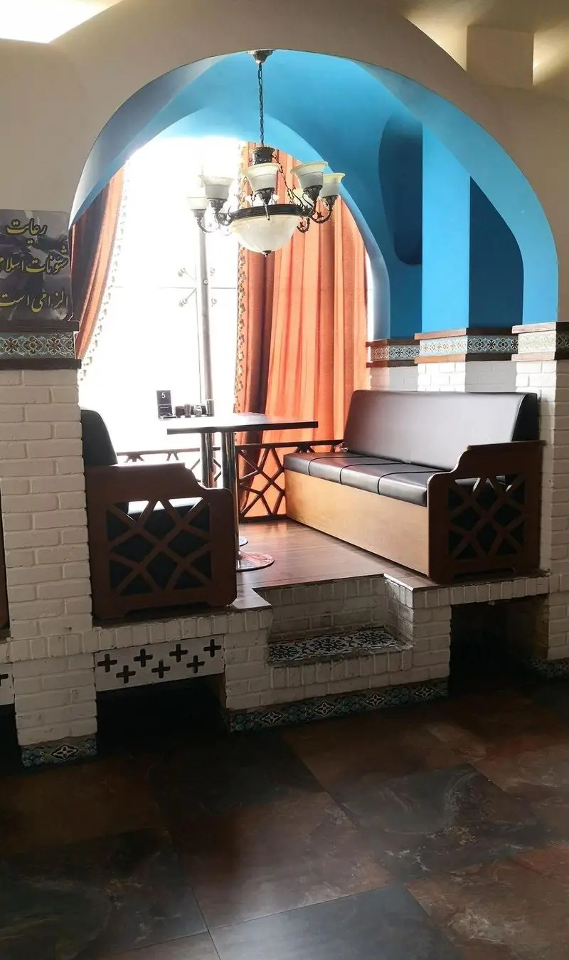 تصویر فضای داخلی دلباز و دکوراسیون جذاب رستوران شهربانو با آرک آبی، سقف گنبدی، میز و صندلی مدرن و محیط آرامش‌بخش.