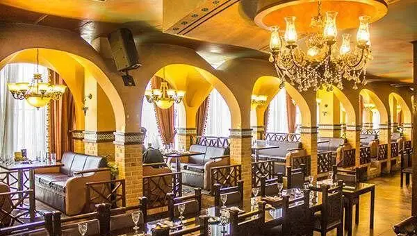 فضای داخلی رستوران شهربانو با دکوراسیون سنتی و طاق‌های باشکوه. نورپردازی گرم و لوستر‌های زیبا، آماده پذیرایی از میهمانان.