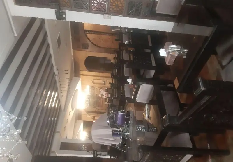 فضای داخلی رستوران شهربانو با دکوراسیون دلنشین، میز و صندلی‌های شیک و آماده پذیرایی، همراه با جایگاه موسیقی زنده برای مهمانان.