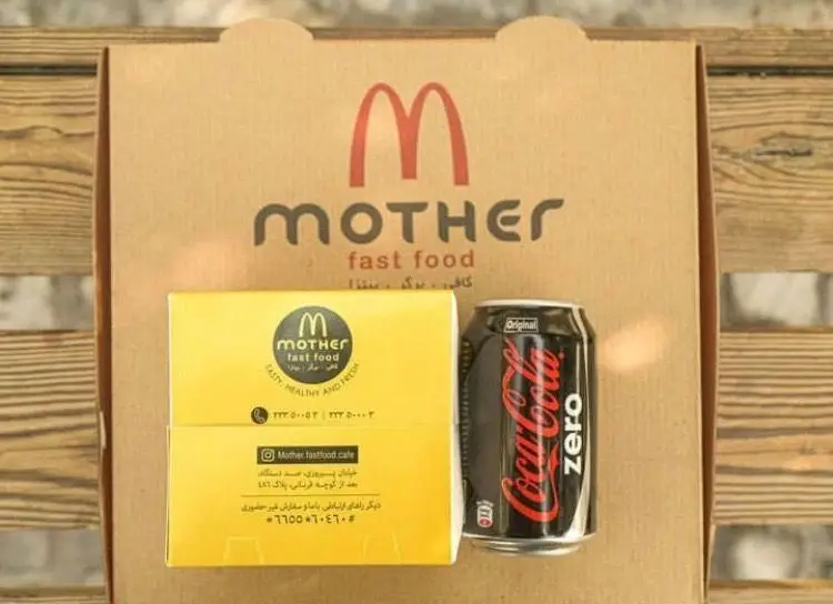 بسته بندی فست فود مادر Mother با لوگوی مشابه مک دونالد و قوطی کوکاکولا زیرو، نشانگر کیفیت و تازگی غذا.