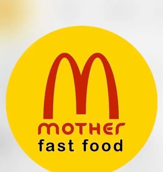 لوگوی فست فود مادر (Mother fast food) با حرف M قرمز مشابه مک دونالد روی پس زمینه زرد، نشان‌دهنده غذای آماده با طعم خانگی.